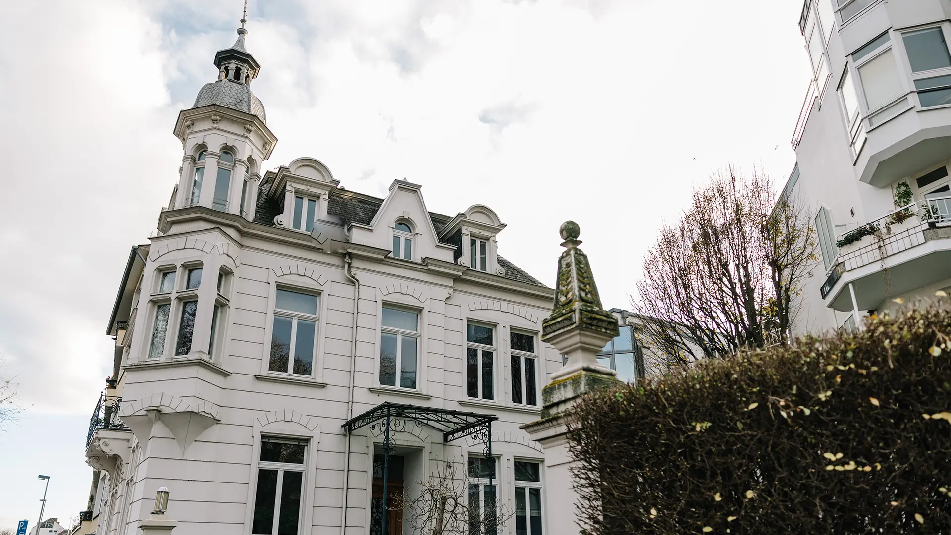 Außenansicht eines historischen Kanzleigebäudes mit klassischer Architektur und Eingangsüberdachung.